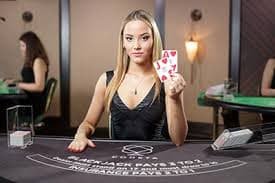 Antarmuka aplikasi mobile dana777 menampilkan menu utama dengan opsi pertandingan Liga 1 dan permainan live dealer